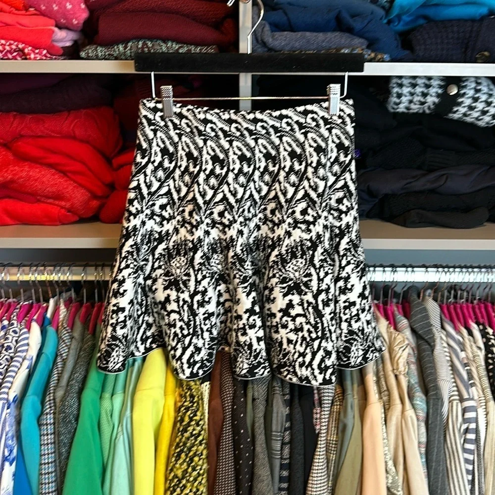 Xhilaration black and white print skirt size M